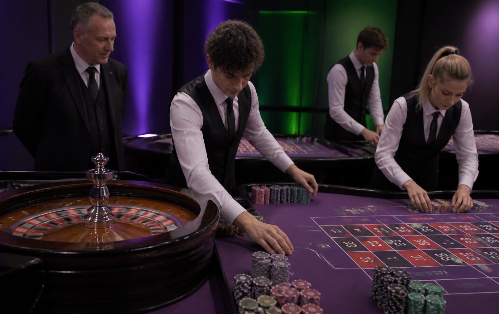 A kaiako coaching learners at a Mirevontis blackjack and roulette practice pit